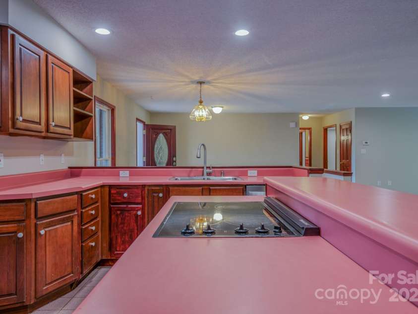 35 Byrd Road, Candler, NC 28715.  MLS# CAR4314143, YatesRealty ID 743. Island work station with cook top