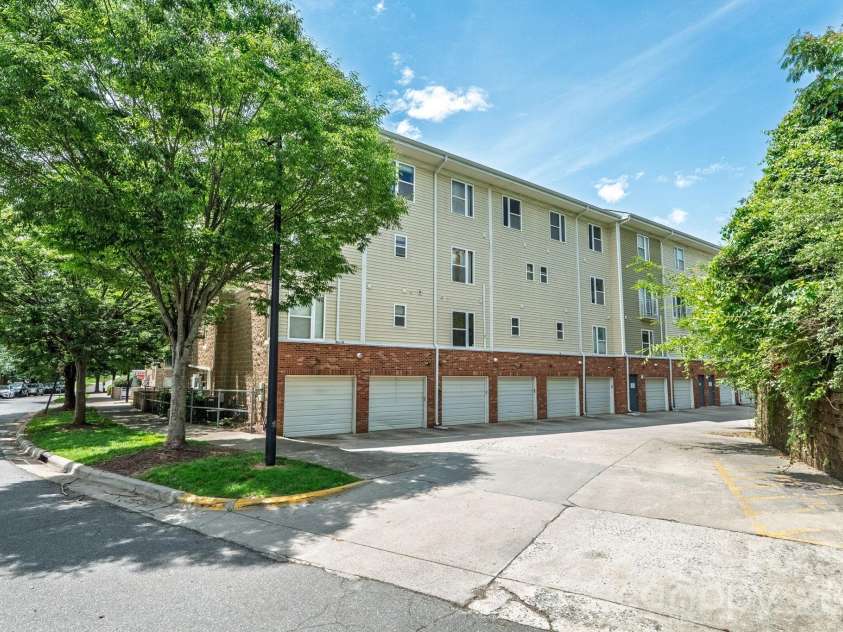 649 Raphael Place, Charlotte, NC 28205.  MLS# CAR4392516, YatesRealty ID 7431. 