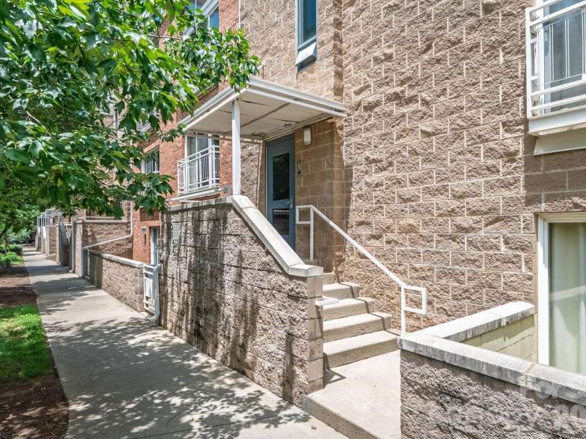 649 Raphael Place, Charlotte, NC 28205.  MLS# CAR4392516, YatesRealty ID 7431. Classic Brownstone Style Walk Up