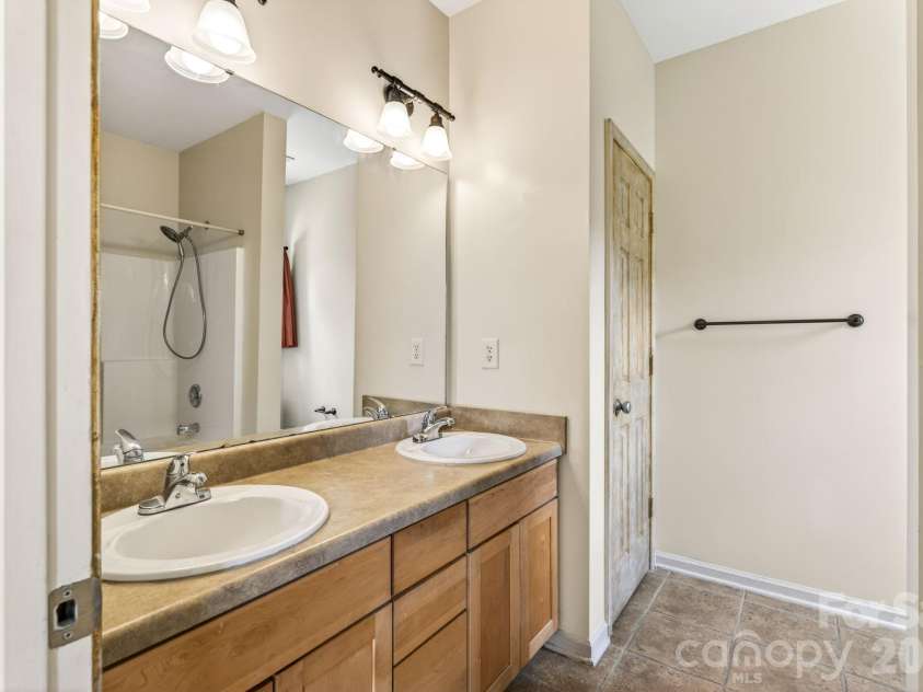 649 Raphael Place, Charlotte, NC 28205.  MLS# CAR4392516, YatesRealty ID 7431. Dual Sinks