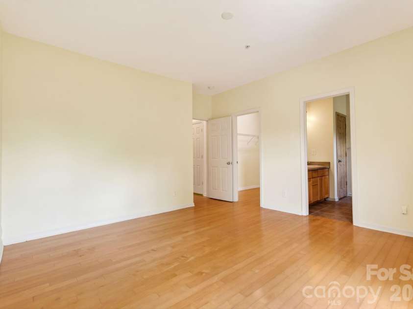 649 Raphael Place, Charlotte, NC 28205.  MLS# CAR4392516, YatesRealty ID 7431. En suite Bath