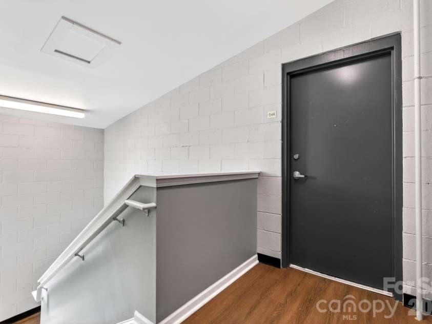 649 Raphael Place, Charlotte, NC 28205.  MLS# CAR4392516, YatesRealty ID 7431. Top Floor Unit