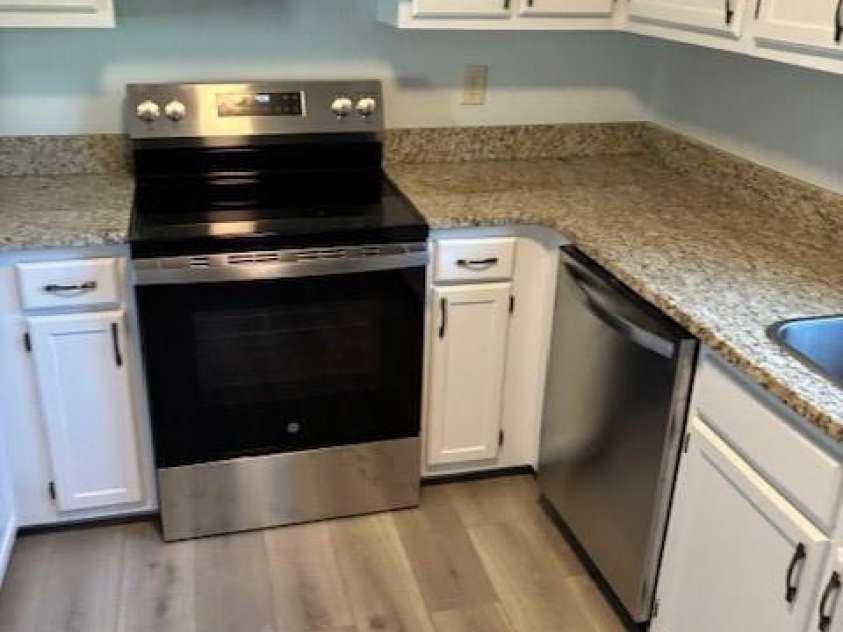 10942 Winterbourne Court, Charlotte, NC 28277.  MLS# CAR4246221, YatesRealty ID 7434. With new stove installed in june