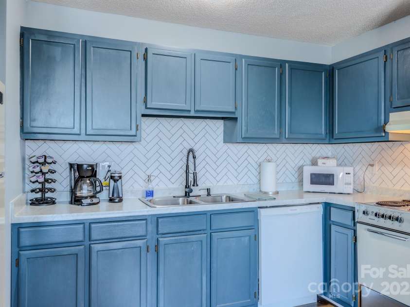 301 Pinnacle Inn Road, Banner Elk, NC 28604.  MLS# CAR4214773, YatesRealty ID 7439. 