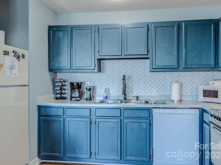 301 Pinnacle Inn Road, Banner Elk, NC 28604.  MLS# CAR4214773, YatesRealty ID 7439. 