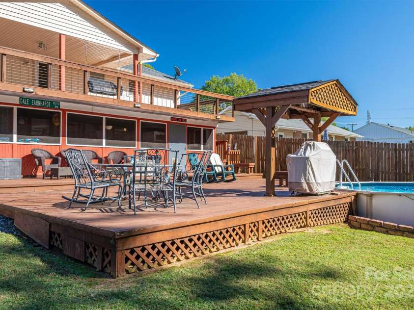 1501 Fern Forest Drive, Gastonia, NC 28054.  MLS# CAR4222511, YatesRealty ID 7440. Exterior patio and deck