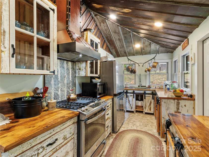 407 Terrell Drive, Bakersville, NC 28705.  MLS# CAR4304322, YatesRealty ID 7442. 