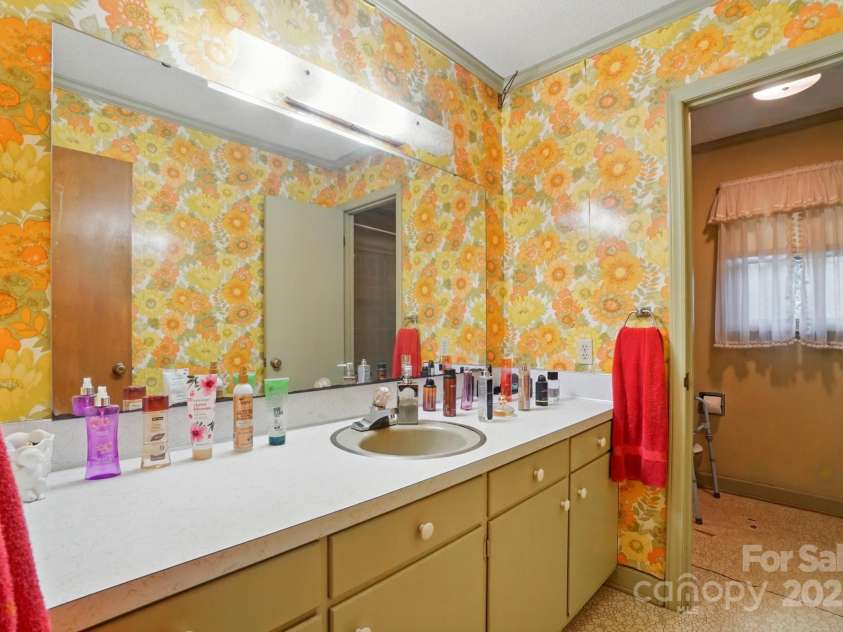 422 Sherrill Farm Road, Lincolnton, NC 28092.  MLS# CAR4242917, YatesRealty ID 7443. 