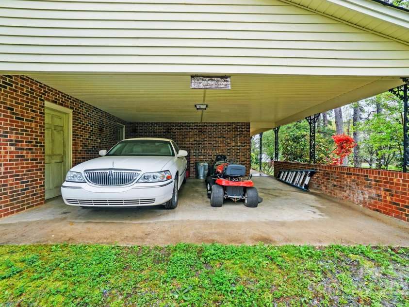 422 Sherrill Farm Road, Lincolnton, NC 28092.  MLS# CAR4242917, YatesRealty ID 7443. 