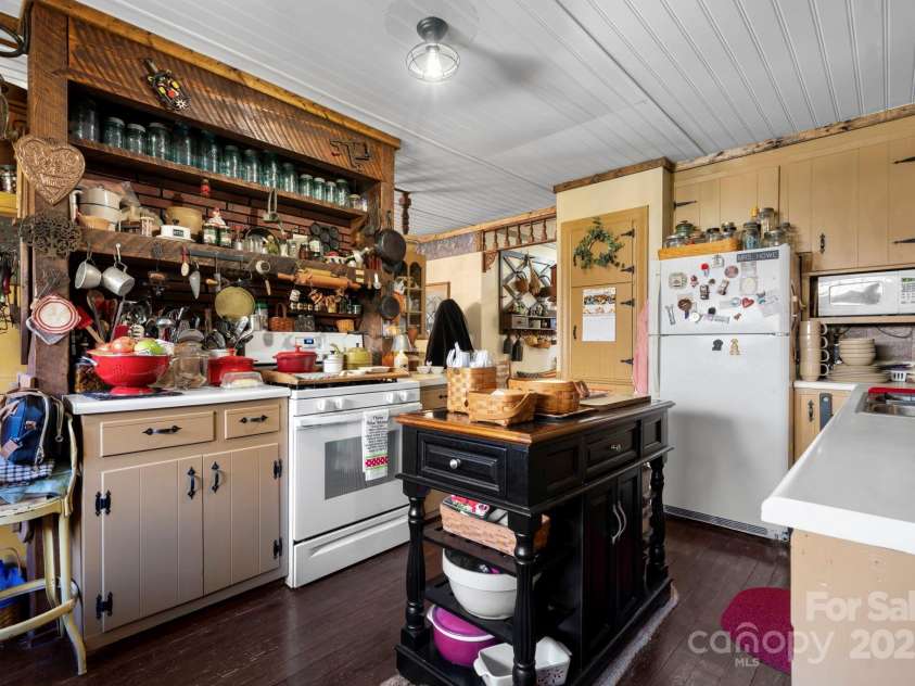 901 Union Street, Maiden, NC 28650.  MLS# CAR4322625, YatesRealty ID 7445. 