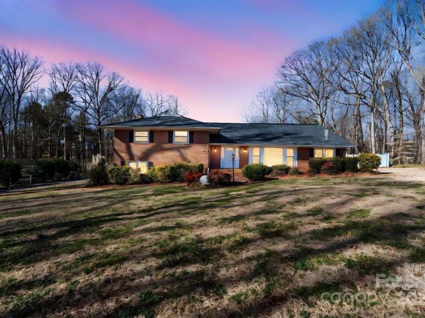 220 Augusta Drive, Statesville, NC 28625.  MLS# CAR4274389, YatesRealty ID 7446. 