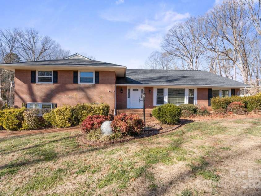 220 Augusta Drive, Statesville, NC 28625.  MLS# CAR4274389, YatesRealty ID 7446. 