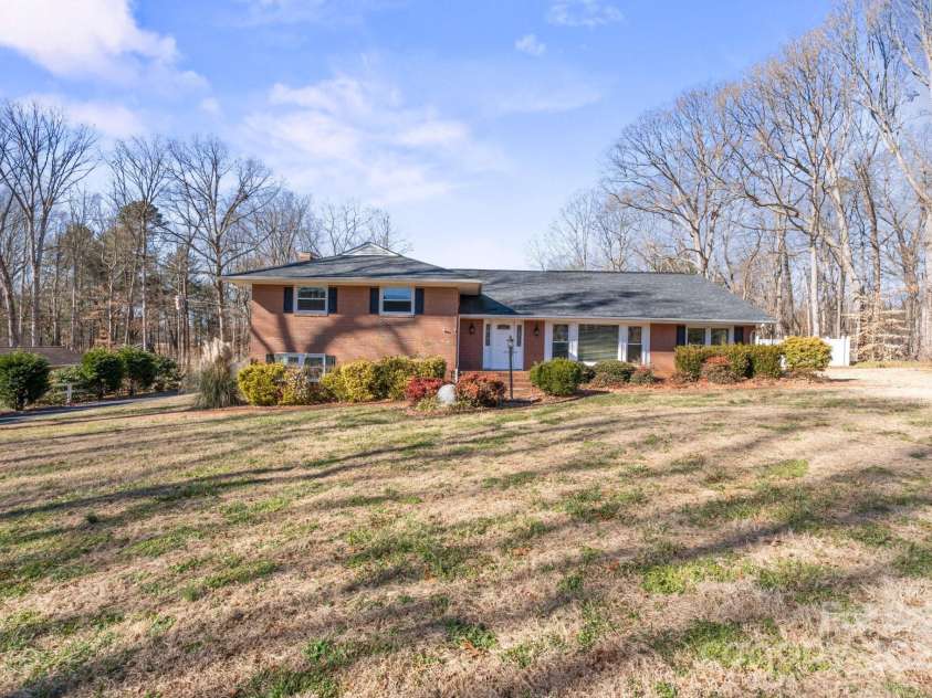 220 Augusta Drive, Statesville, NC 28625.  MLS# CAR4274389, YatesRealty ID 7446. 