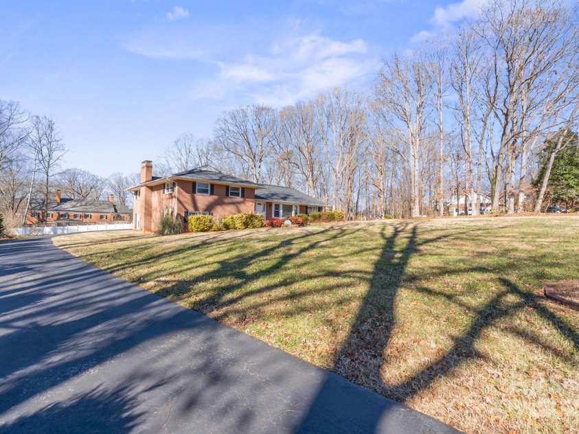 220 Augusta Drive, Statesville, NC 28625.  MLS# CAR4274389, YatesRealty ID 7446. 