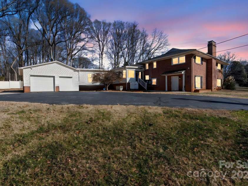 220 Augusta Drive, Statesville, NC 28625.  MLS# CAR4274389, YatesRealty ID 7446. 