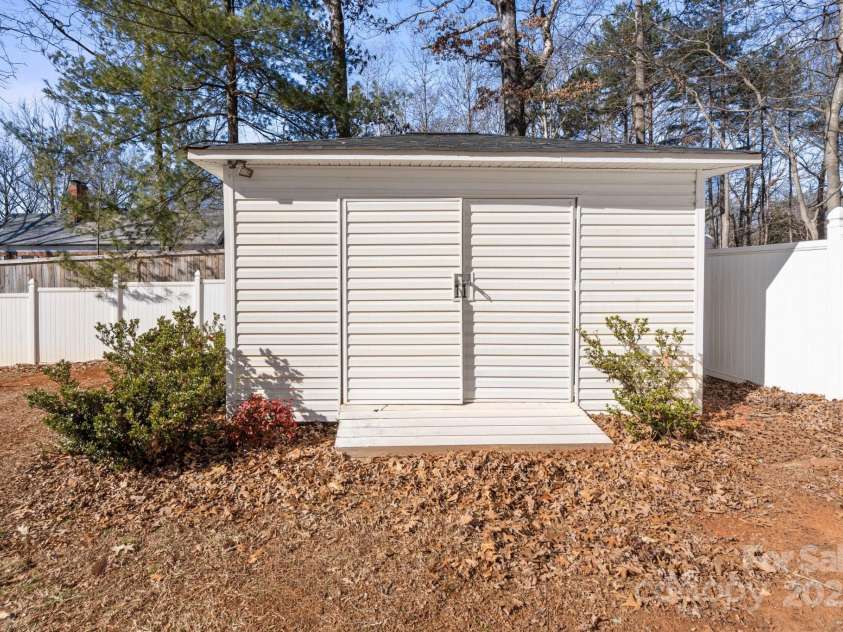 220 Augusta Drive, Statesville, NC 28625.  MLS# CAR4274389, YatesRealty ID 7446. 