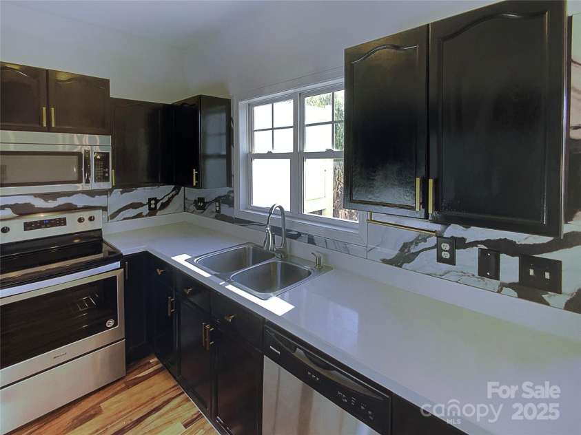 257 Doughton Lane, Charlotte, NC 28217.  MLS# CAR4220233, YatesRealty ID 7460. 