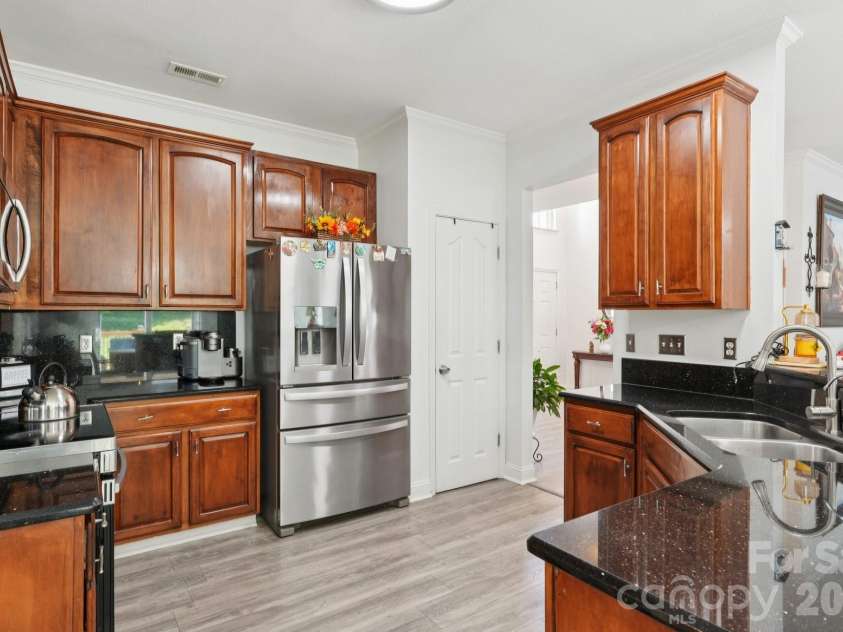 13317 Emerald Branch Lane, Charlotte, NC 28273.  MLS# CAR4360155, YatesRealty ID 7461. Kitchen