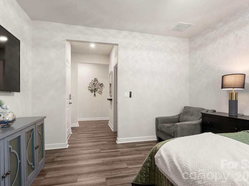 9842 Festival Way, Charlotte, NC 28215.  MLS# CAR4357969, YatesRealty ID 7463. Flex Room