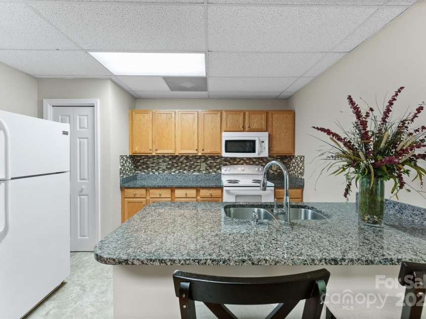 109 Wren Lane, Mooresville, NC 28117.  MLS# CAR4245335, YatesRealty ID 7464. 2nd Kitchen