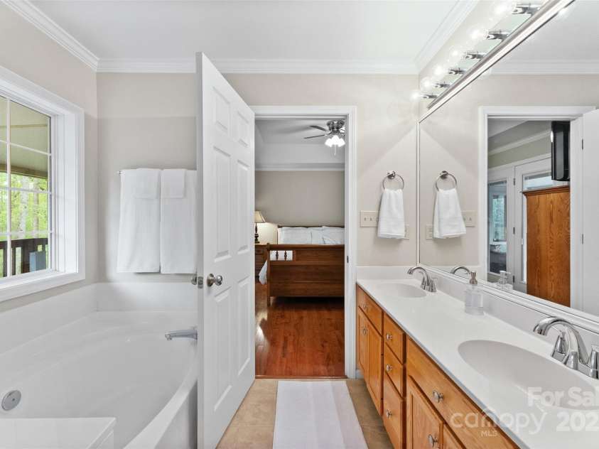 109 Wren Lane, Mooresville, NC 28117.  MLS# CAR4245335, YatesRealty ID 7464. Soaking Tub