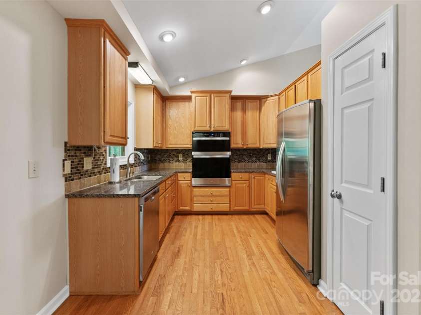 109 Wren Lane, Mooresville, NC 28117.  MLS# CAR4245335, YatesRealty ID 7464. Updated Kitchen
