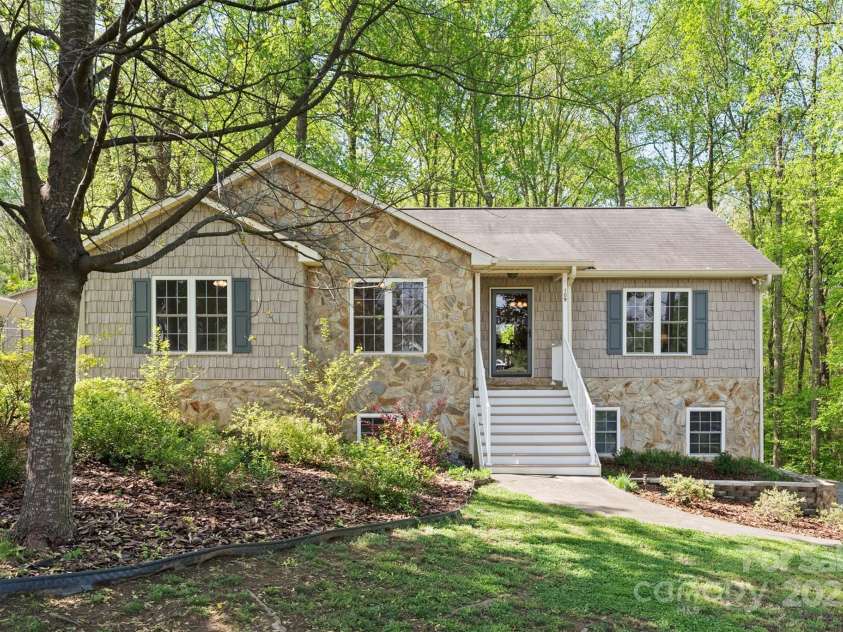 109 Wren Lane, Mooresville, NC 28117.  MLS# CAR4245335, YatesRealty ID 7464. Welcome Home