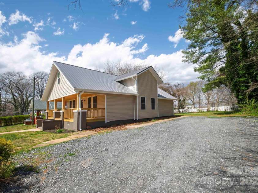 257 3rd Avenue, Hickory, NC 28602.  MLS# CAR4237724, YatesRealty ID 7466. Driveway