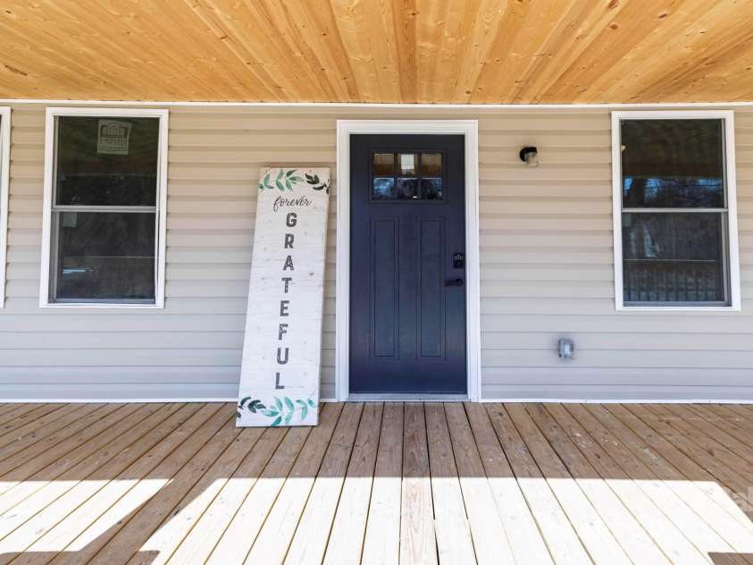 257 3rd Avenue, Hickory, NC 28602.  MLS# CAR4237724, YatesRealty ID 7466. Entrance