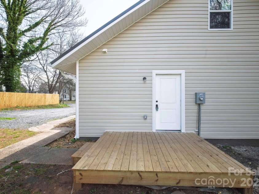 257 3rd Avenue, Hickory, NC 28602.  MLS# CAR4237724, YatesRealty ID 7466. Floating deck
