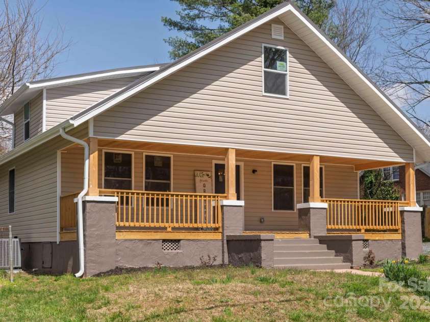 257 3rd Avenue, Hickory, NC 28602.  MLS# CAR4237724, YatesRealty ID 7466. Front angle