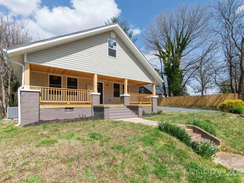 257 3rd Avenue, Hickory, NC 28602.  MLS# CAR4237724, YatesRealty ID 7466. Front sideview