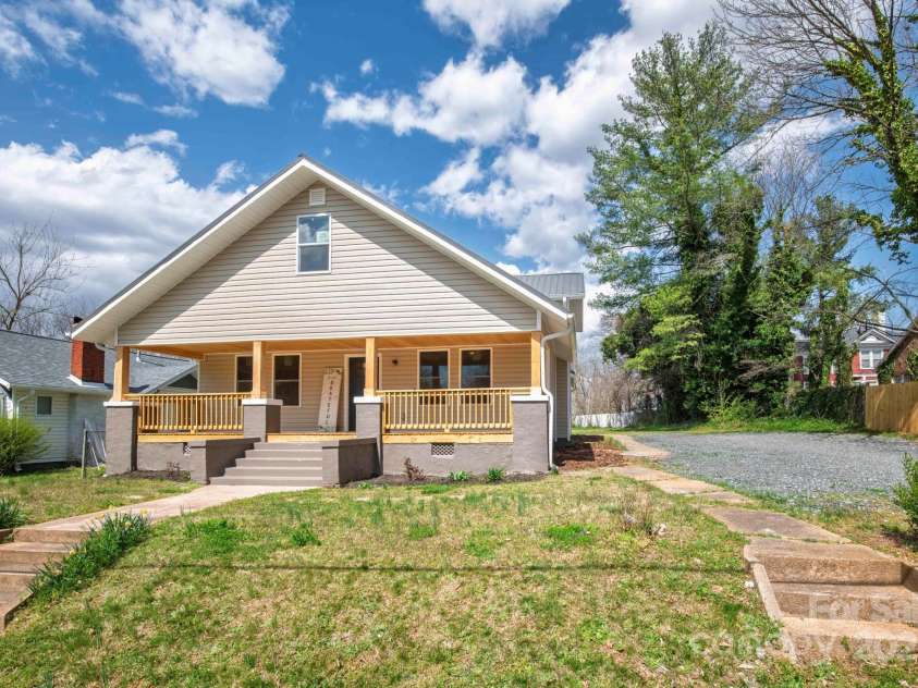 257 3rd Avenue, Hickory, NC 28602.  MLS# CAR4237724, YatesRealty ID 7466. Full front