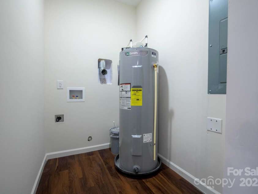 257 3rd Avenue, Hickory, NC 28602.  MLS# CAR4237724, YatesRealty ID 7466. Laundry