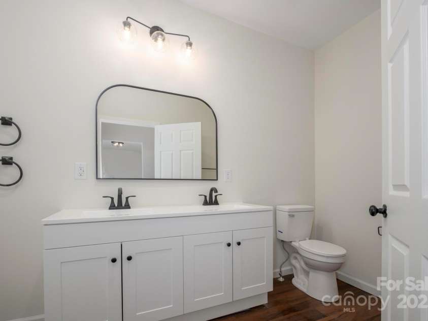 257 3rd Avenue, Hickory, NC 28602.  MLS# CAR4237724, YatesRealty ID 7466. Master bath