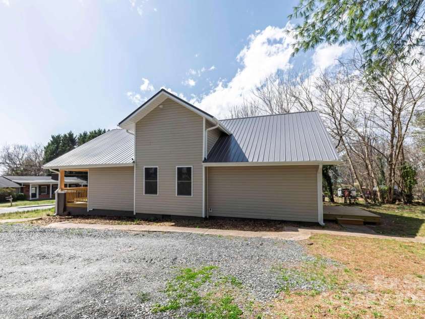 257 3rd Avenue, Hickory, NC 28602.  MLS# CAR4237724, YatesRealty ID 7466. Side view/ gravel driveway