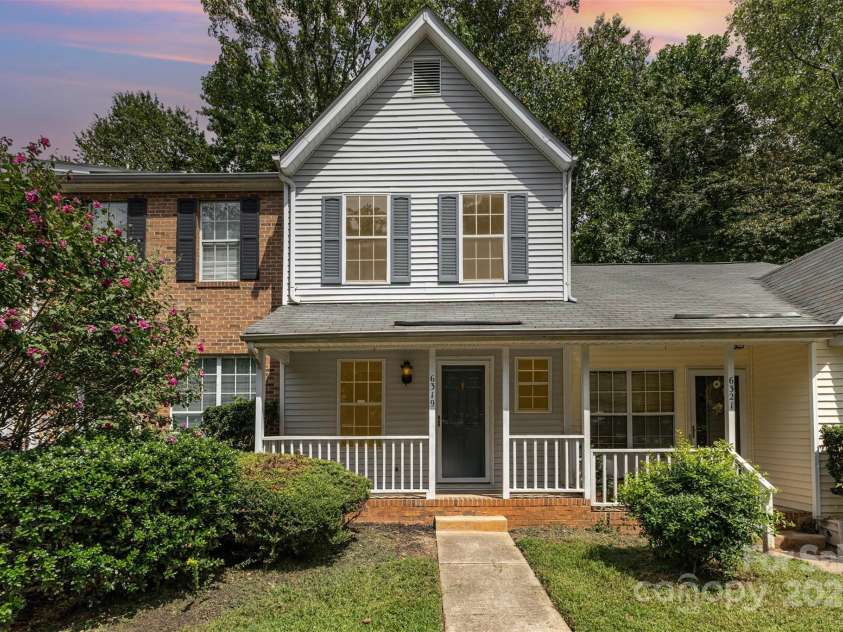 6319 Windsor Gate Lane, Charlotte, NC 28215.  MLS# CAR4296312, YatesRealty ID 7468. 