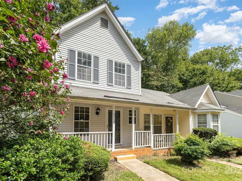 6319 Windsor Gate Lane, Charlotte, NC 28215.  MLS# CAR4296312, YatesRealty ID 7468. 