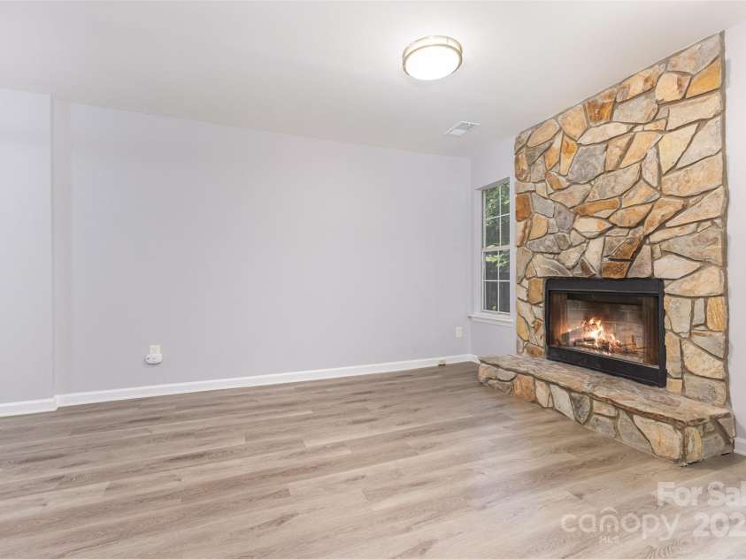 6319 Windsor Gate Lane, Charlotte, NC 28215.  MLS# CAR4296312, YatesRealty ID 7468. 