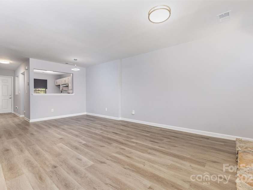 6319 Windsor Gate Lane, Charlotte, NC 28215.  MLS# CAR4296312, YatesRealty ID 7468. 