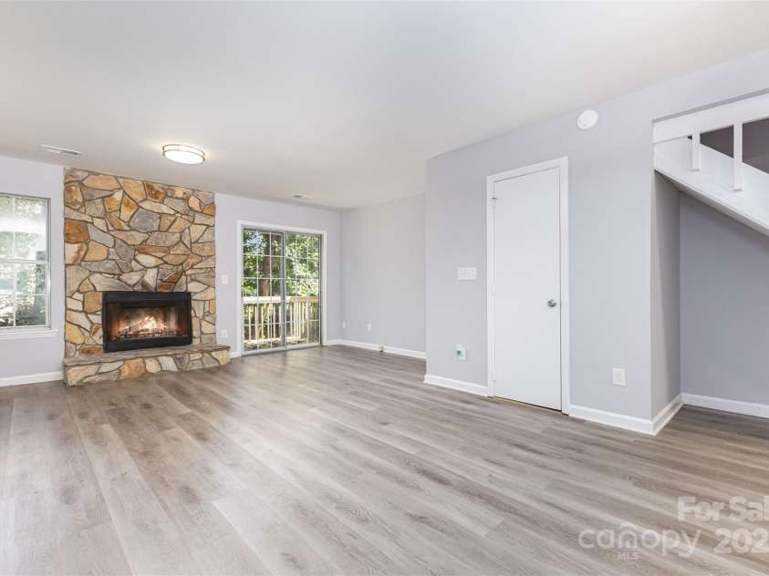 6319 Windsor Gate Lane, Charlotte, NC 28215.  MLS# CAR4296312, YatesRealty ID 7468. 