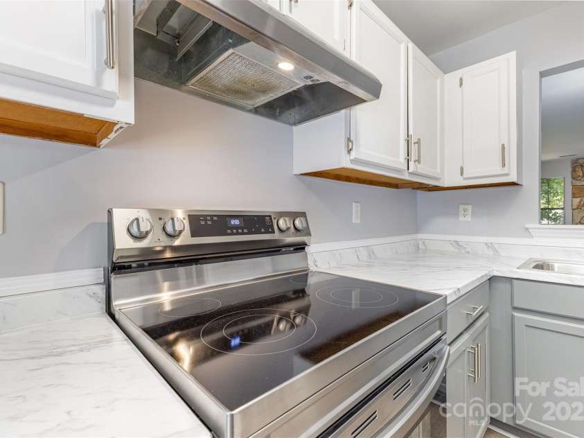 6319 Windsor Gate Lane, Charlotte, NC 28215.  MLS# CAR4296312, YatesRealty ID 7468. 