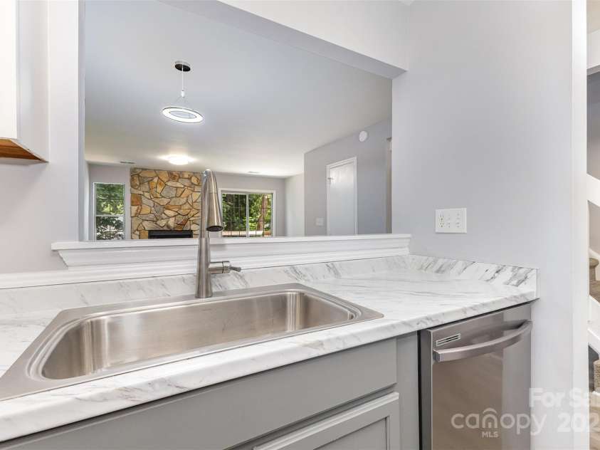 6319 Windsor Gate Lane, Charlotte, NC 28215.  MLS# CAR4296312, YatesRealty ID 7468. 