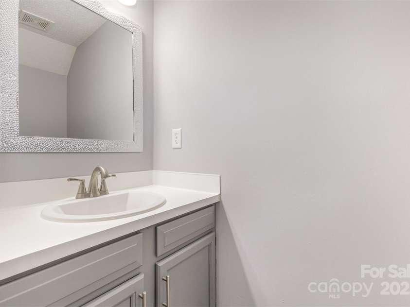 6319 Windsor Gate Lane, Charlotte, NC 28215.  MLS# CAR4296312, YatesRealty ID 7468. 