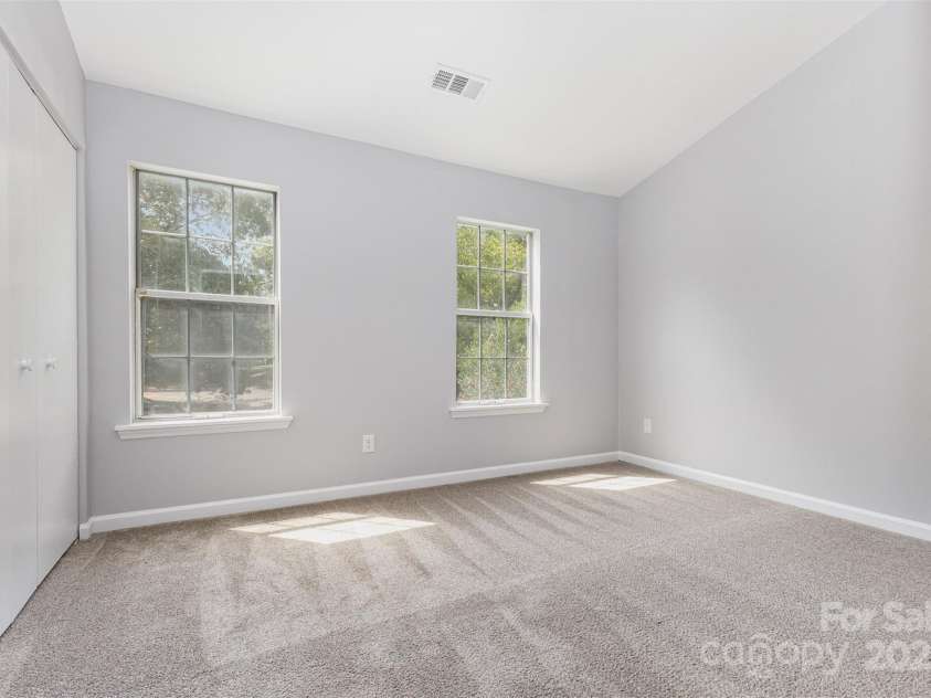 6319 Windsor Gate Lane, Charlotte, NC 28215.  MLS# CAR4296312, YatesRealty ID 7468. 