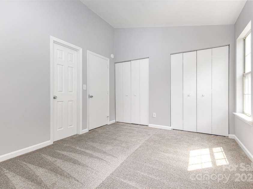 6319 Windsor Gate Lane, Charlotte, NC 28215.  MLS# CAR4296312, YatesRealty ID 7468. 
