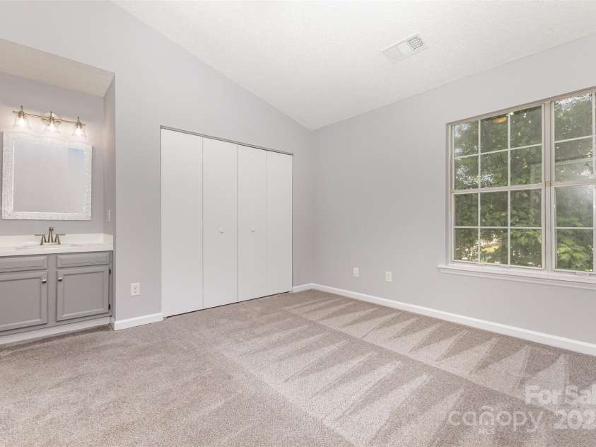 6319 Windsor Gate Lane, Charlotte, NC 28215.  MLS# CAR4296312, YatesRealty ID 7468. 