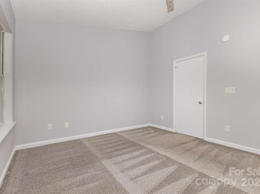 6319 Windsor Gate Lane, Charlotte, NC 28215.  MLS# CAR4296312, YatesRealty ID 7468. 