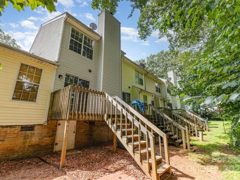 6319 Windsor Gate Lane, Charlotte, NC 28215.  MLS# CAR4296312, YatesRealty ID 7468. 