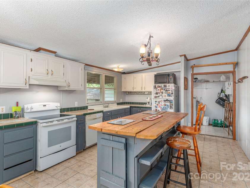 495 Courtney Lane, Canton, NC 28716.  MLS# CAR4274187, YatesRealty ID 747. 